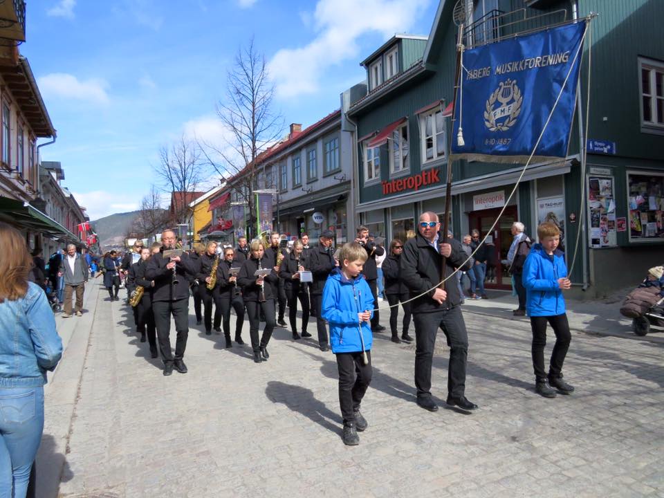 FMF i dukkevogn - og trehjulsykkelparade 22.April 2017